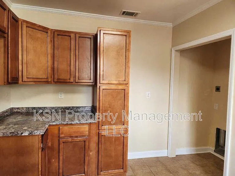 920 E 32nd St — Photo 5