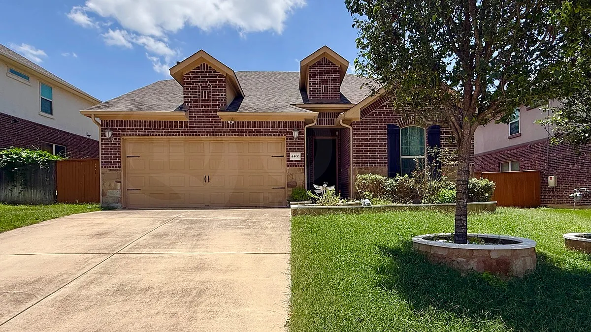 3 bed, 2.5 bath, 2687 sqft, $2,350 — Photo 1