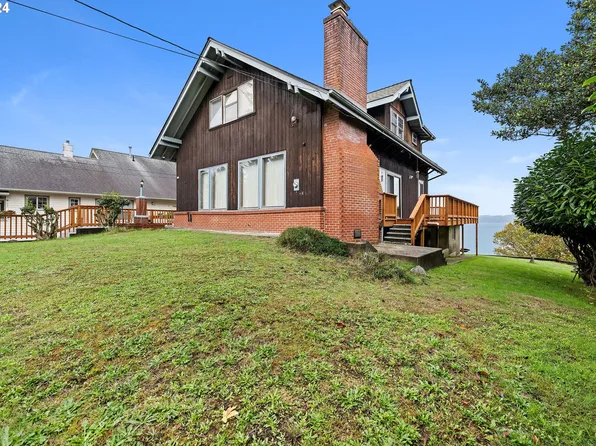 162 Commercial St, Astoria, OR 97103