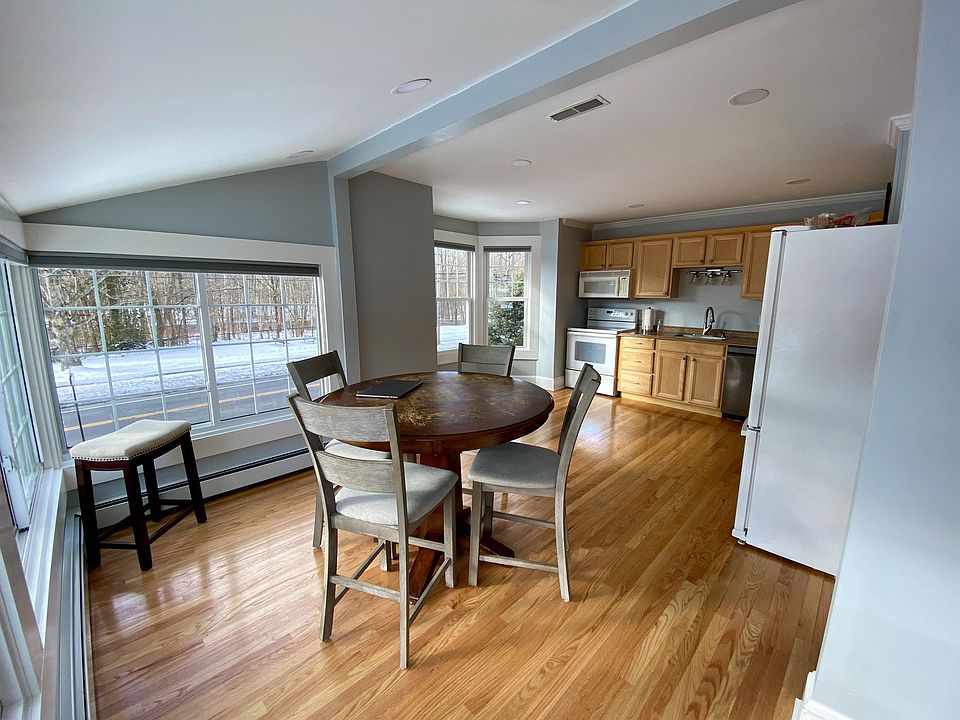 Eat in kitchen area overlooking the river, park and rt4