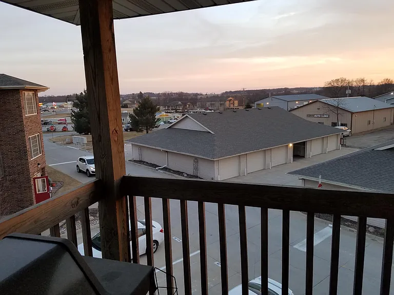 1020 Duchess Dr — Photo 2