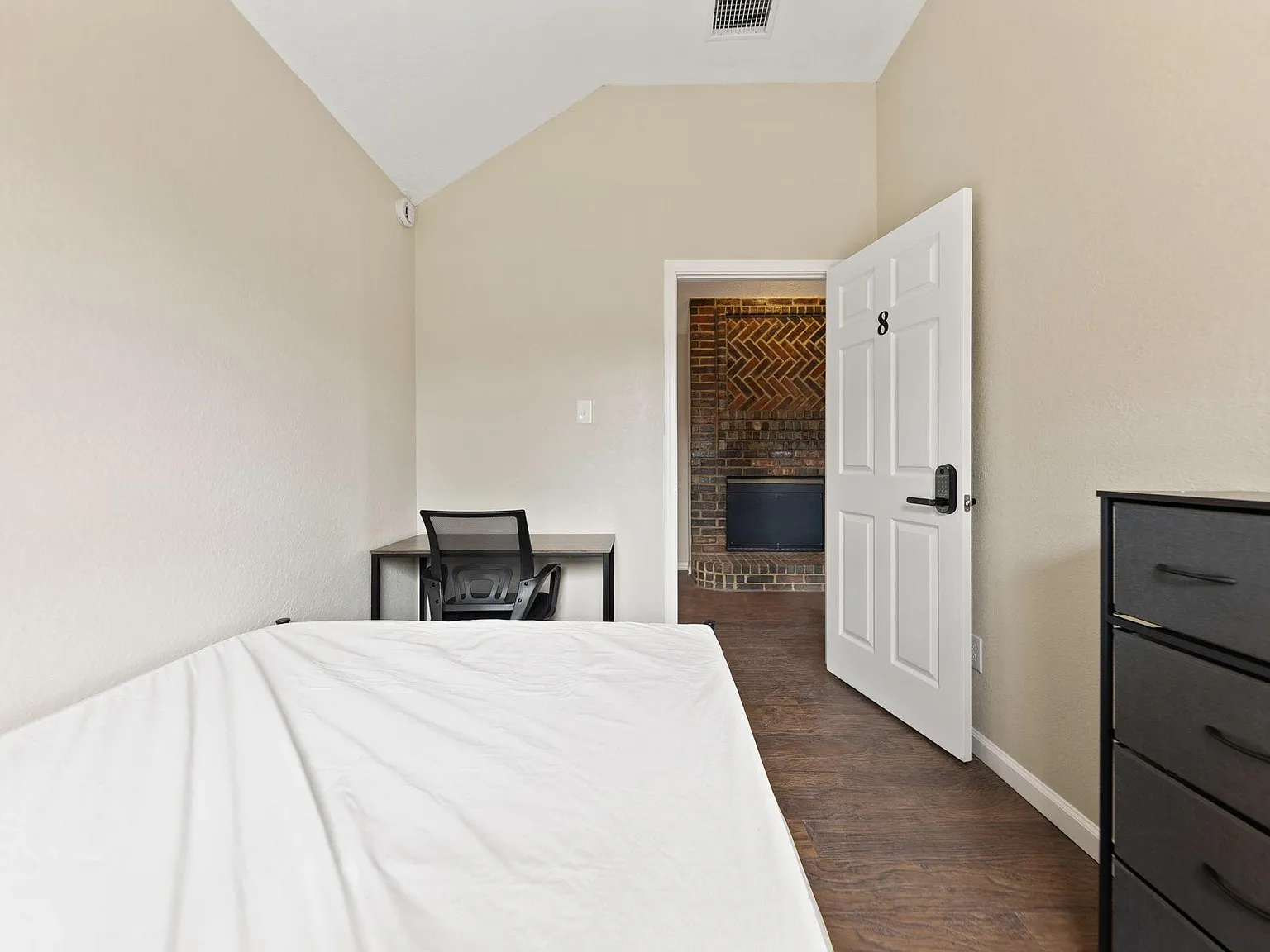 4 bed, 3.0 bath, 2405 sqft, $845 — Photo 1