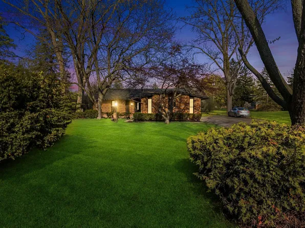 6207 Nicholas Dr, West Bloomfield, MI 48322