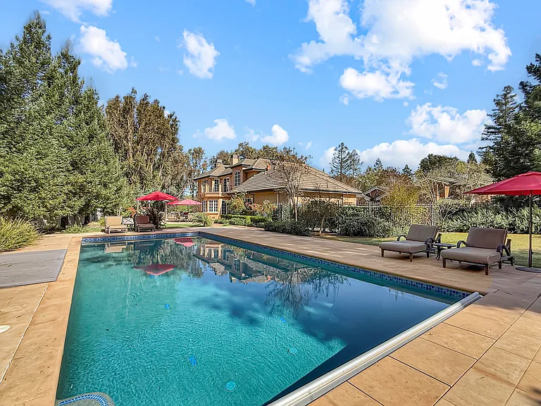 1526 Hillview Dr — Photo 37