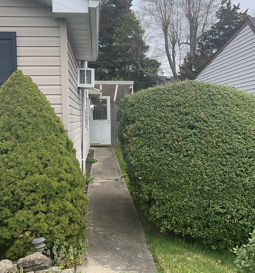 Tallow Ln, Levittown — Photo 2