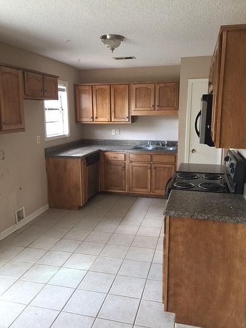 2nd image of 1927 Custer Dr