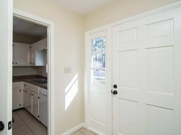 1536-2 Coombs Dr — Photo 2