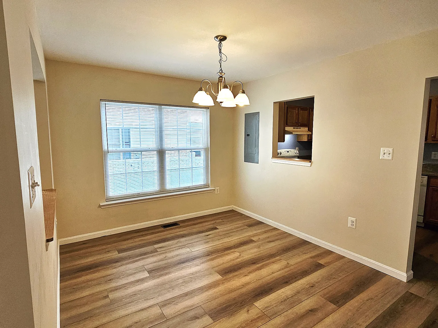 3 bed, 1300 sqft, $2,100 — Photo 3