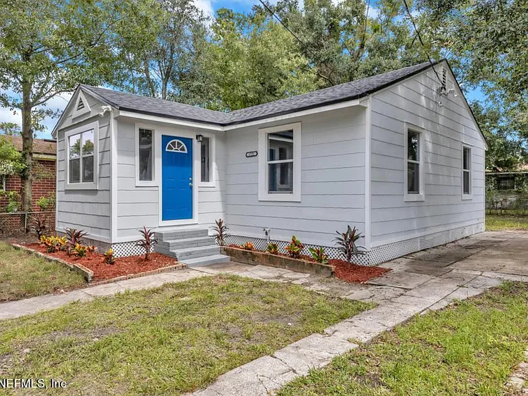 1721 Campus St — Photo 1