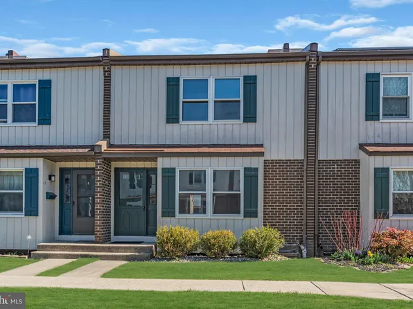 8 Shirley Ln, Lawrence Township, NJ 08648