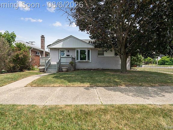 2nd image of 26000 Fernwood St