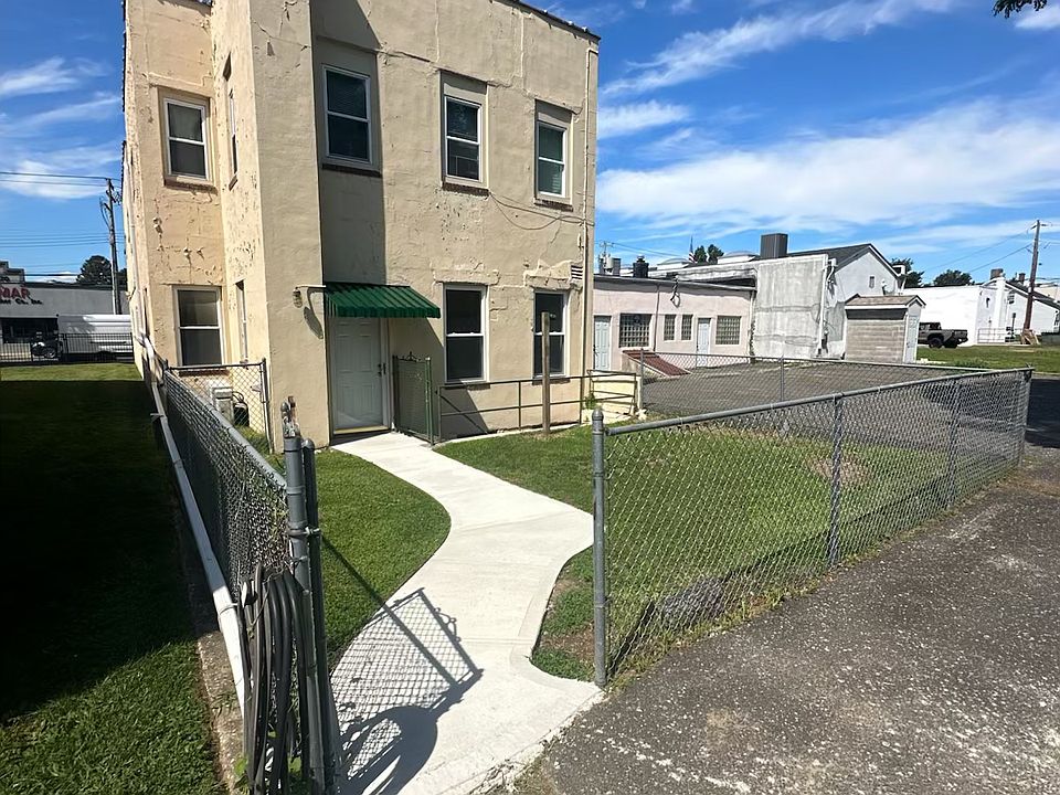 1st image of 165 Larkfield Rd #5