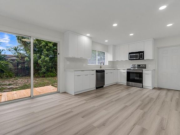 5th image of 2121 SW 46TH Avenue