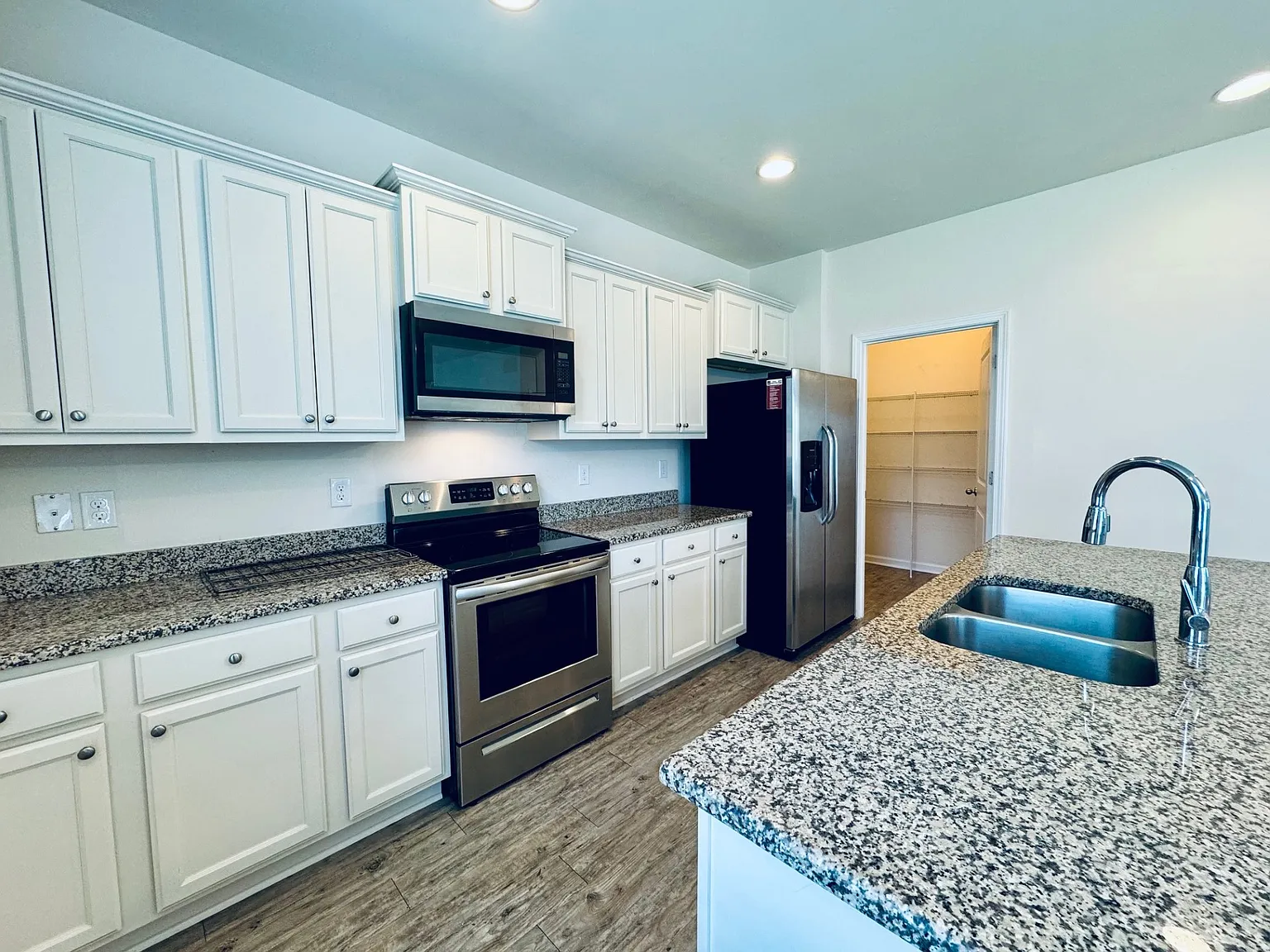 4 bed, 2.5 bath, 2382 sqft, $2,300 — Photo 4