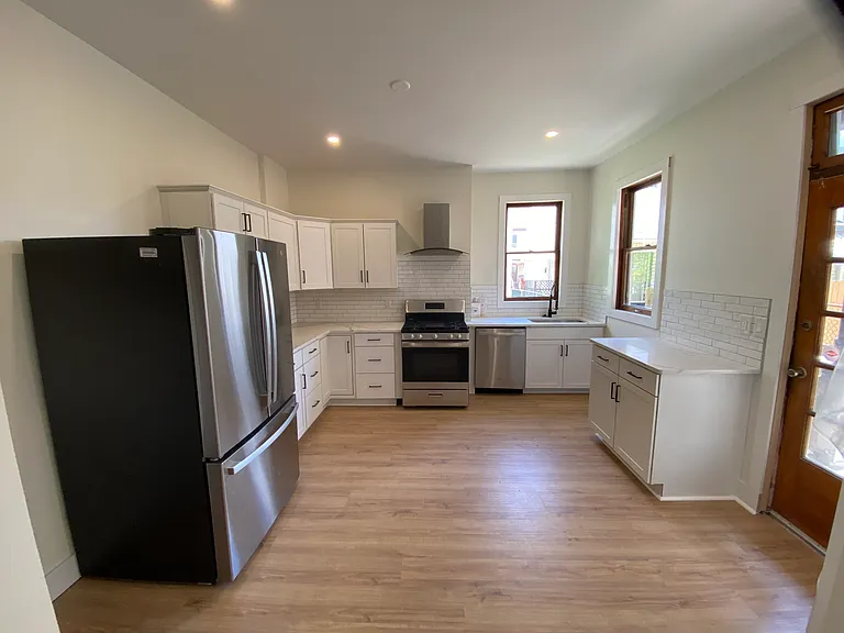 212 21st St — Photo 3