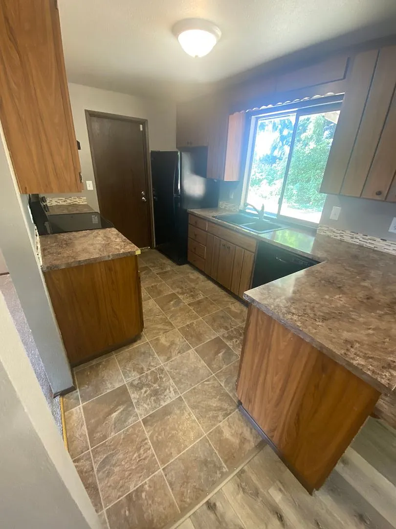 3 Bed Room 1.75 Bath , New Floor Covering , New Interior Paint — Photo 4