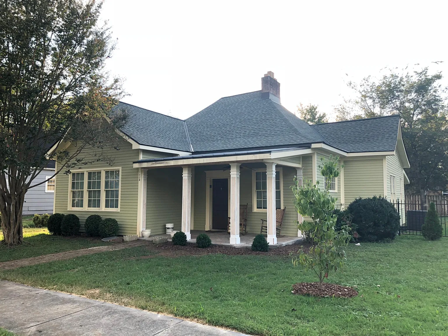 3 bed, 1.5 bath, 1820 sqft, $2,000 — Photo 2