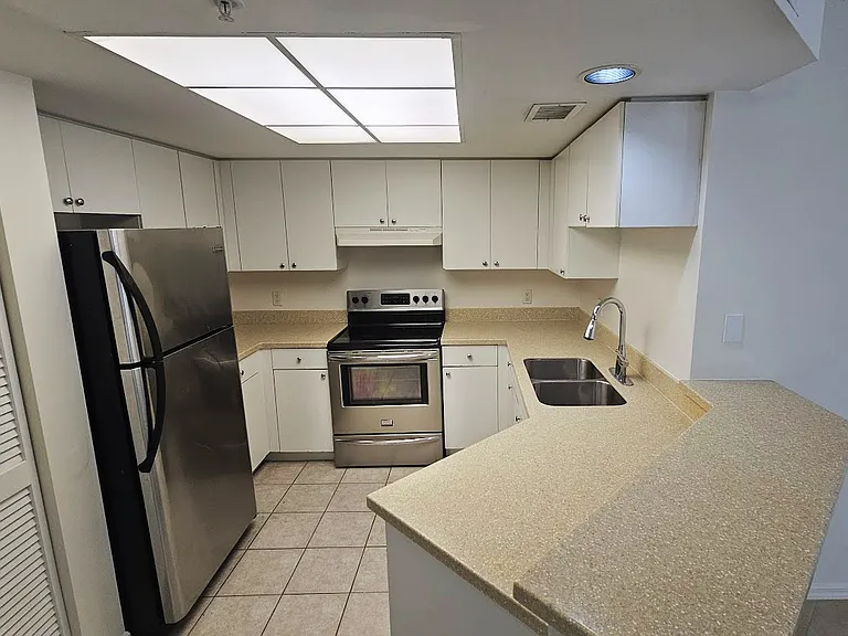2033 SE 10th Ave #641 — Photo 8