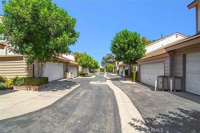 3 bed, 2.5 bath, 1637 sqft, $4,250 — Photo 2