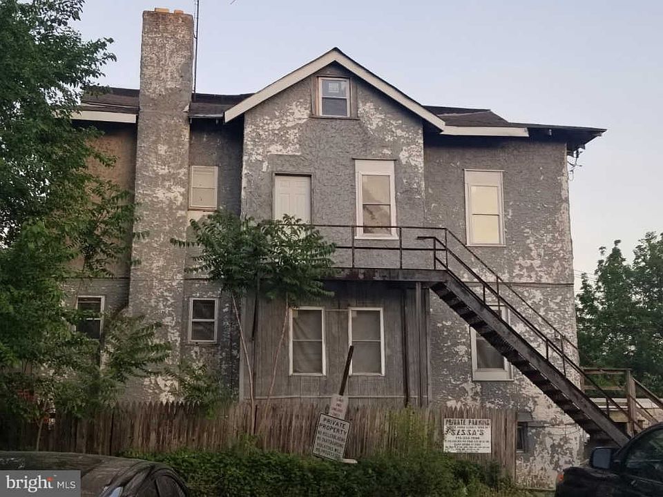 2nd image of 1218 Main St