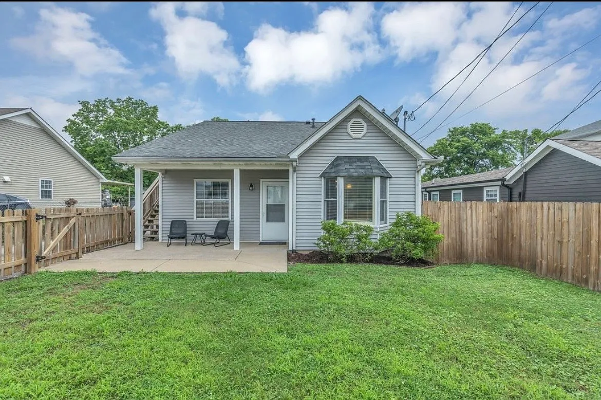 3 bed, 1.5 bath, 1280 sqft, $2,550 — Photo 2