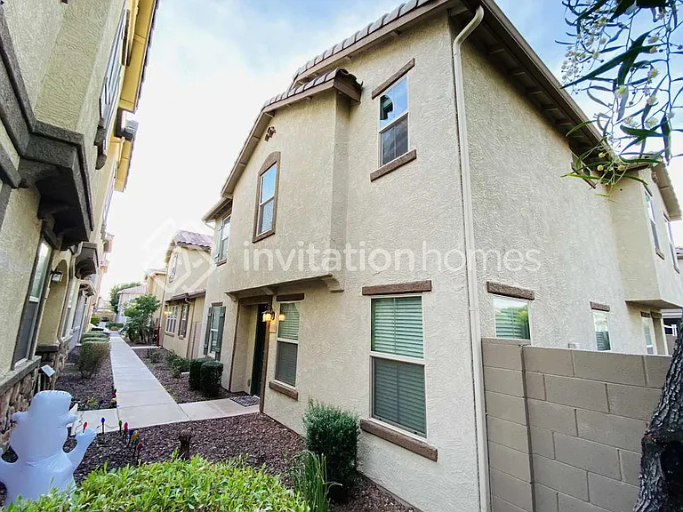 496 N Ranger Trl — Photo 1