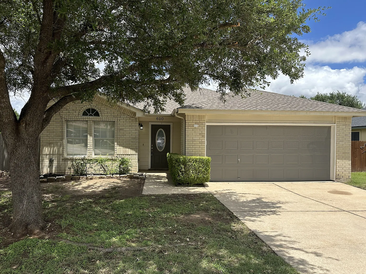 Cute 3 bedroom, 2 bath home in Leander. — Photo 1