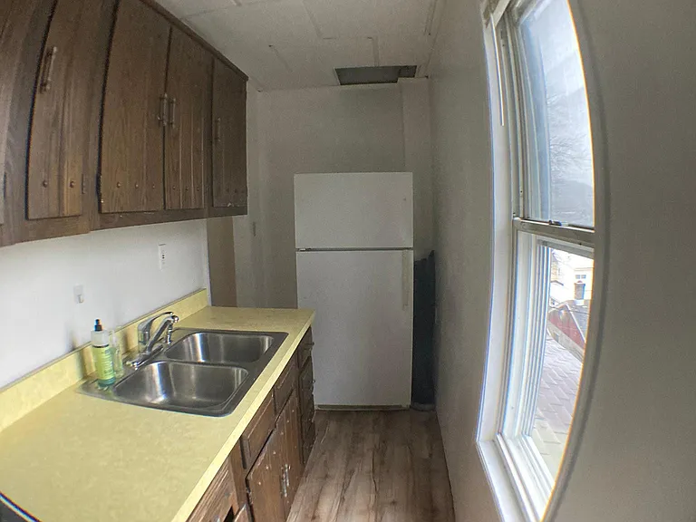 307 W 8th St — Photo 7