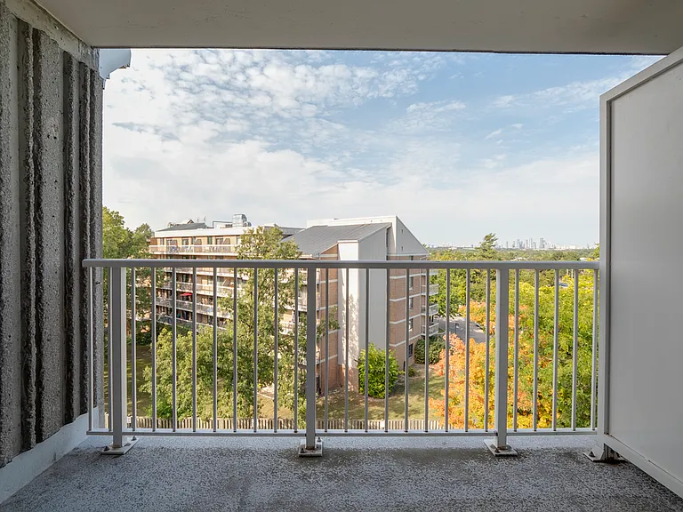 2285 The Collegeway — Photo 8
