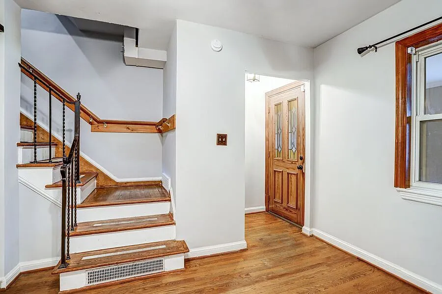 Remarkable 2 Bedroom + den House in River Terrace| Water included! — Photo 3