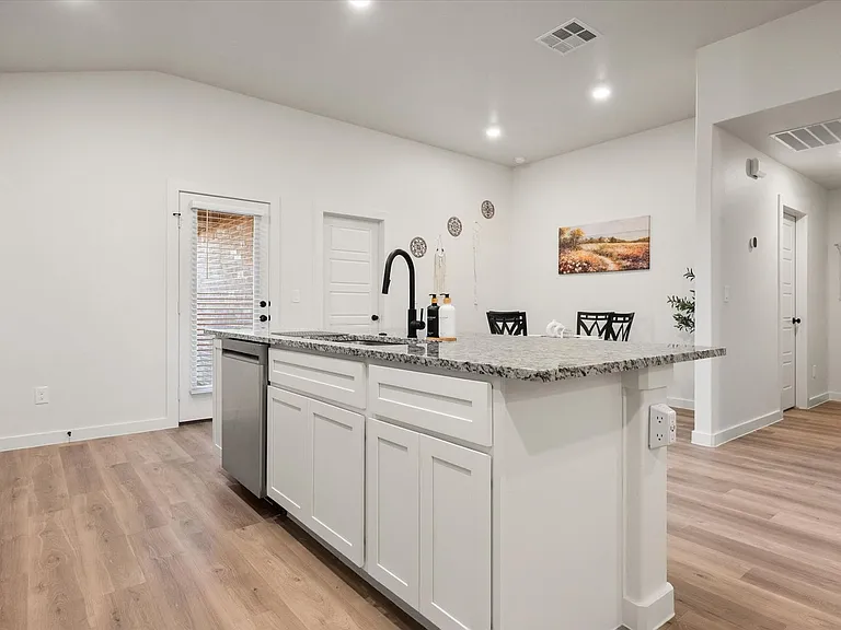 2509 Kenwood Ave — Photo 16