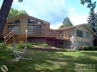 2588 N Williams Lake Rd, Waterford, MI 48327