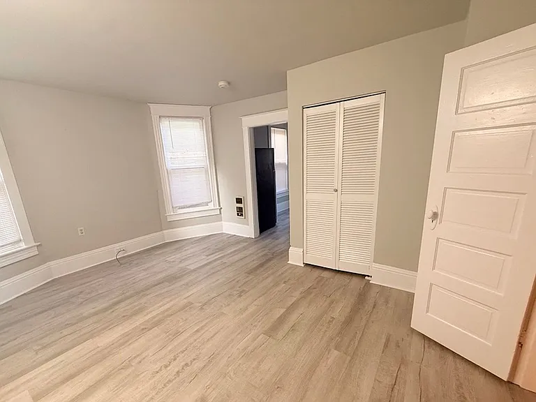 Farrah Apartments: 1 & 2 Bedroom Renovated Units — Photo 18
