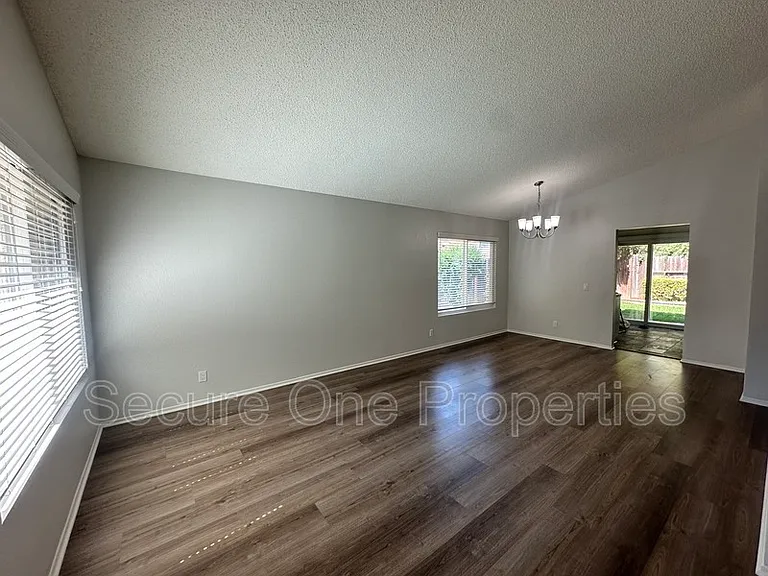 2324 Hampton Ave — Photo 6
