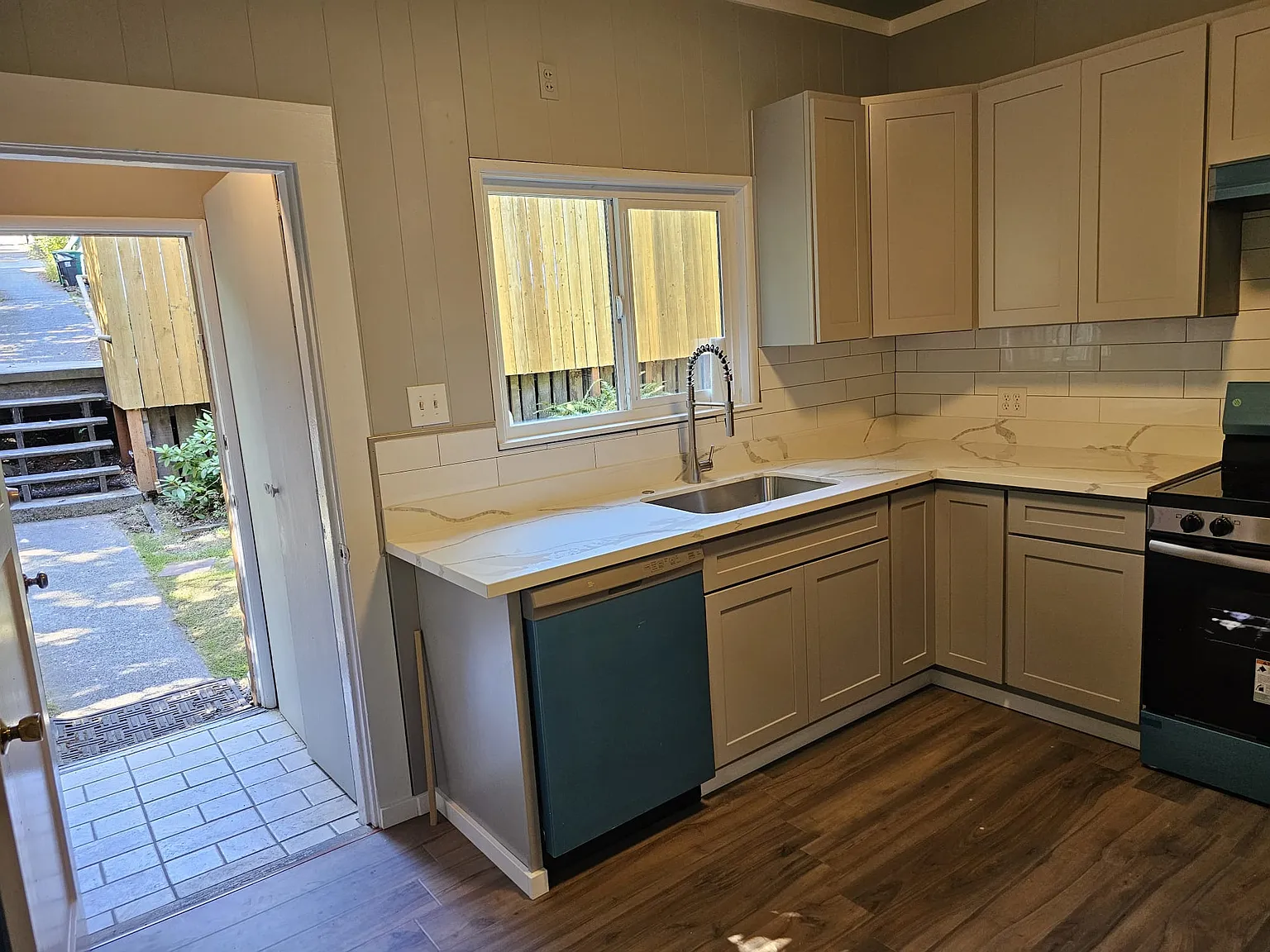 3 bed, 2200 sqft, $4,125 — Photo 4