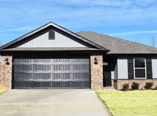 940 Seabiscuit Dr, Prairie Grove, AR 72753