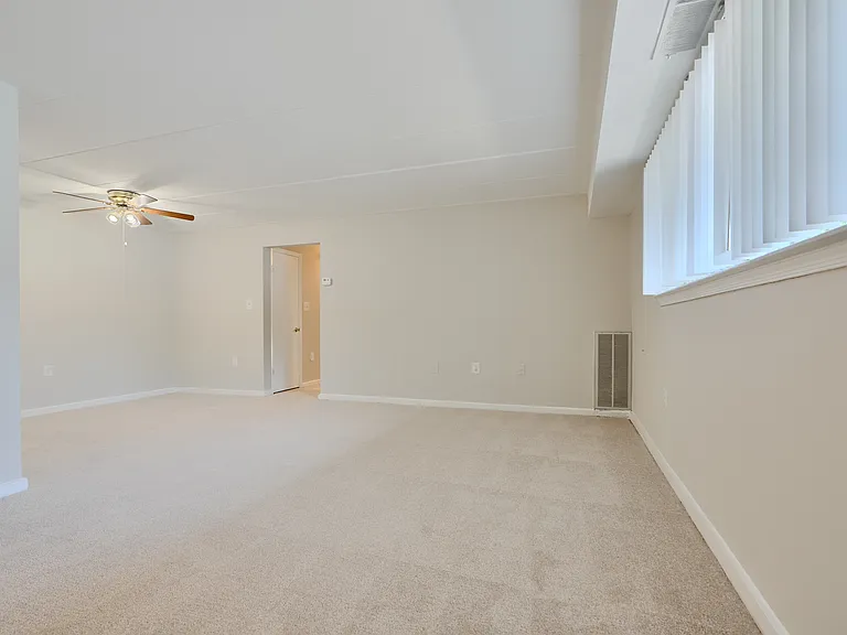 Westchester West Apartments — Photo 30