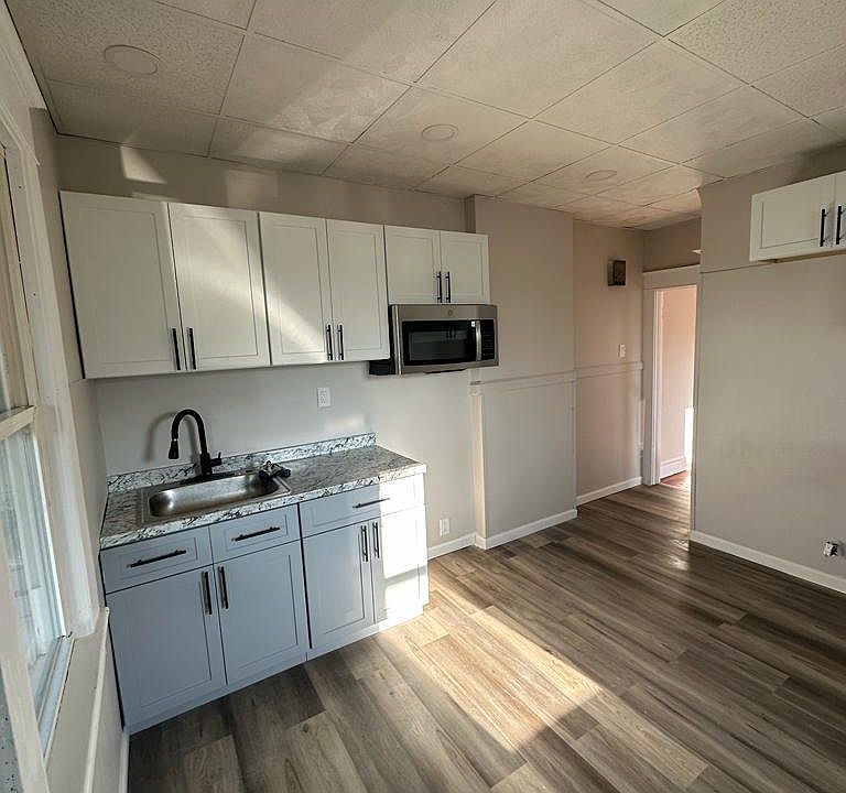 1st image of 102 Sanderson Ave #102