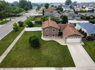 38005 Steede Dr, Sterling Heights, MI 48310