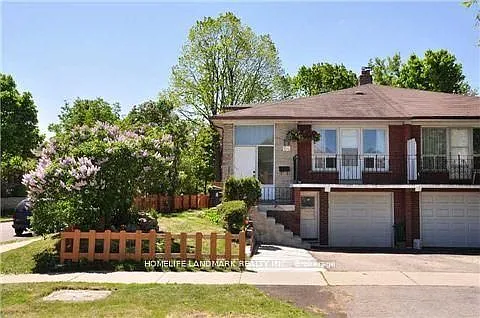84 Harrington Cres #MIDDLE Photo 1