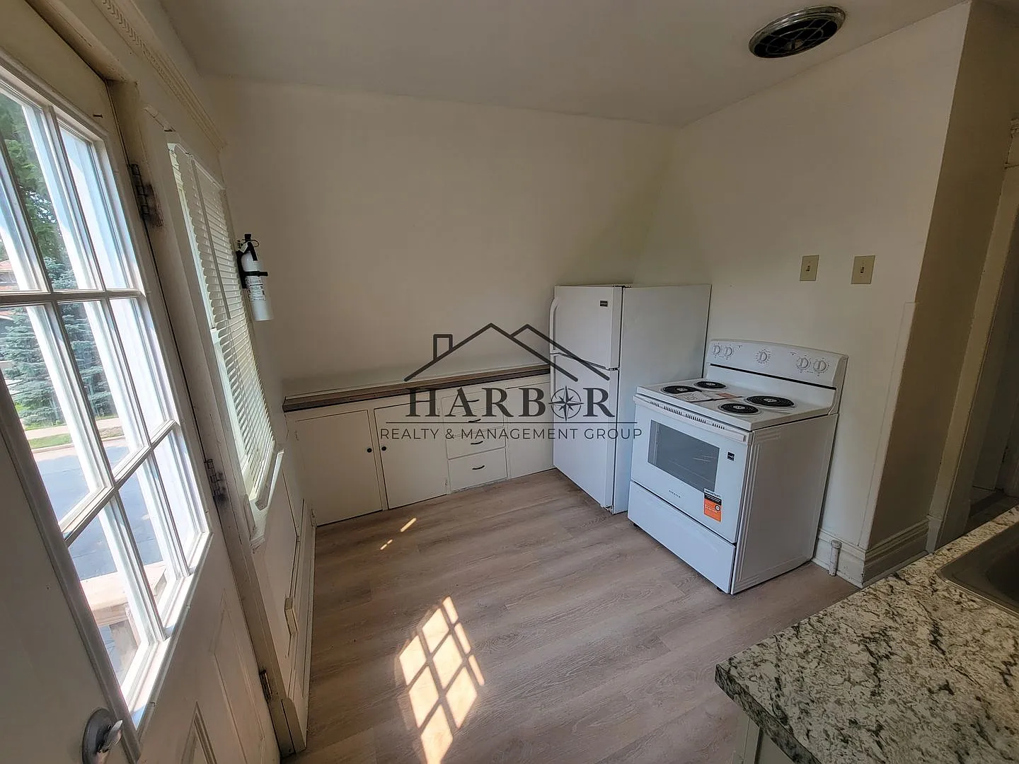 711 1st Dr NW-B — Photo 2