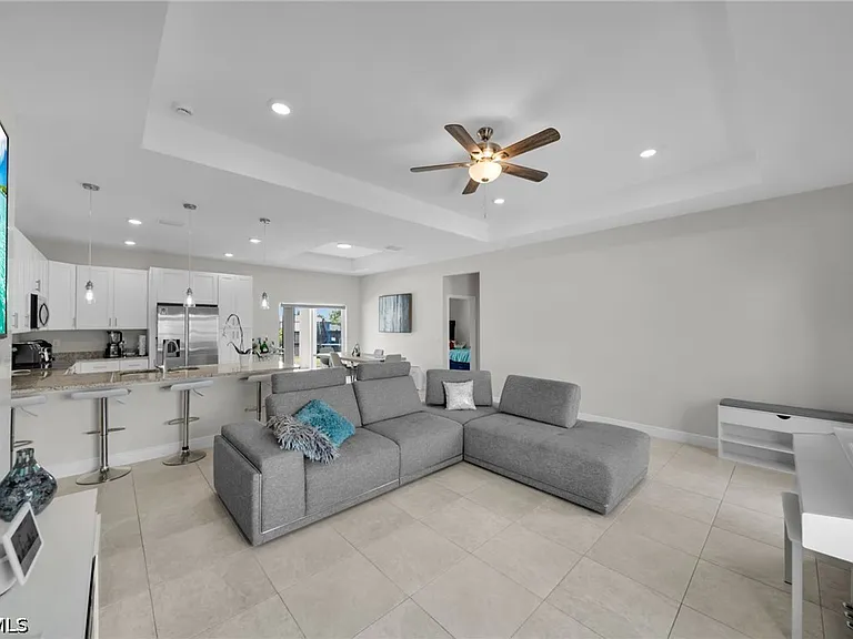 405 NW 10th St — Photo 9