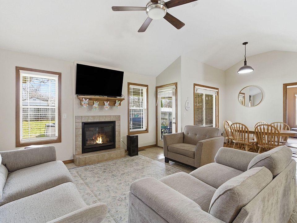 house on the hill ストライプの上下 3910 S Hillsdale Avenue, Springfield, MO 65807 | Zillow