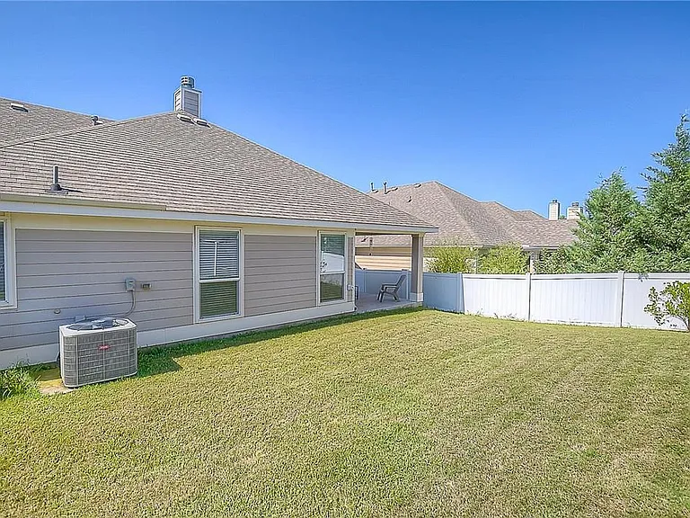 5009 Holliday Dr — Photo 35