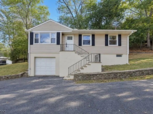 15 Hillside Ave, Hopatcong Boro, NJ 07843