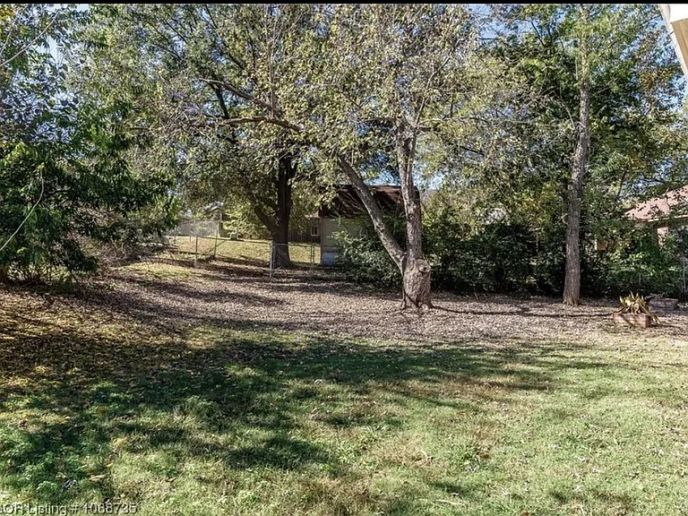 2406 Linda Ct — Photo 10
