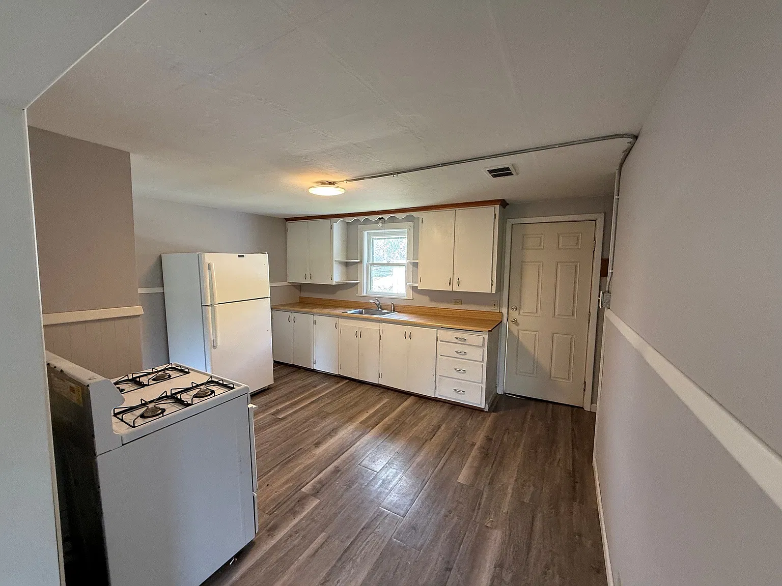 1 bed, 900 sqft, $1,175 — Photo 3