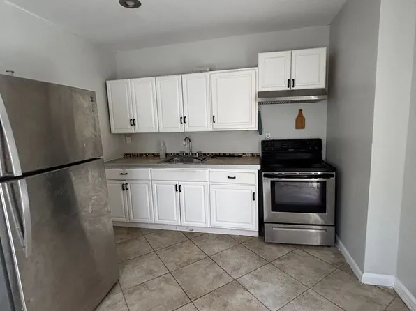 126- 128 S Welles St