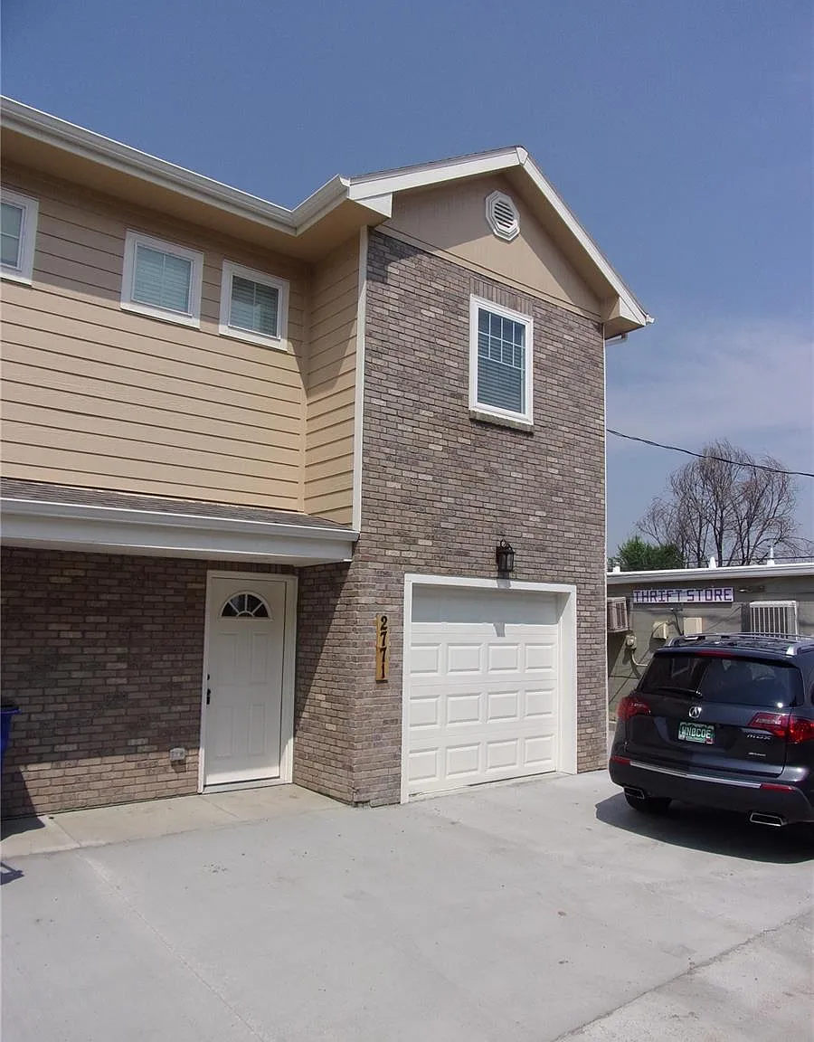 3 bed, 2.5 bath, 1369 sqft, $2,895 — Photo 1