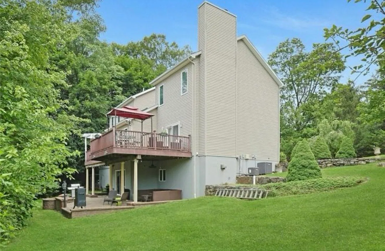 3 bed, 900 sqft, $3,850 — Photo 1